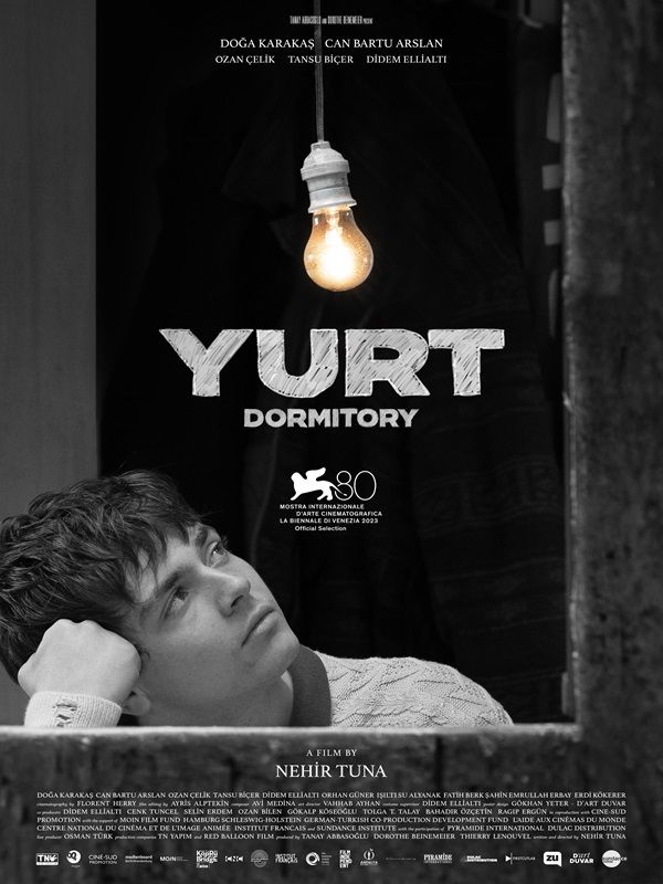 Yurt (Dormitory) filminin afişi: çıplak bir ampulün altında pencereden bakan genç